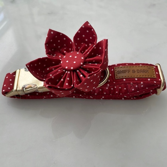 Sniff & Bark dog collar | MEDIUM | red polka dot print w/ removable large flower - Picture 4 of 7